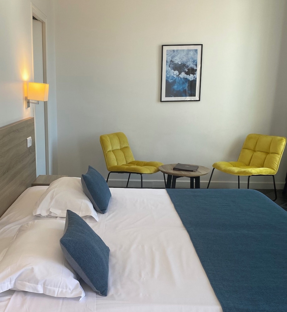 Grand Comfort Room, sea side