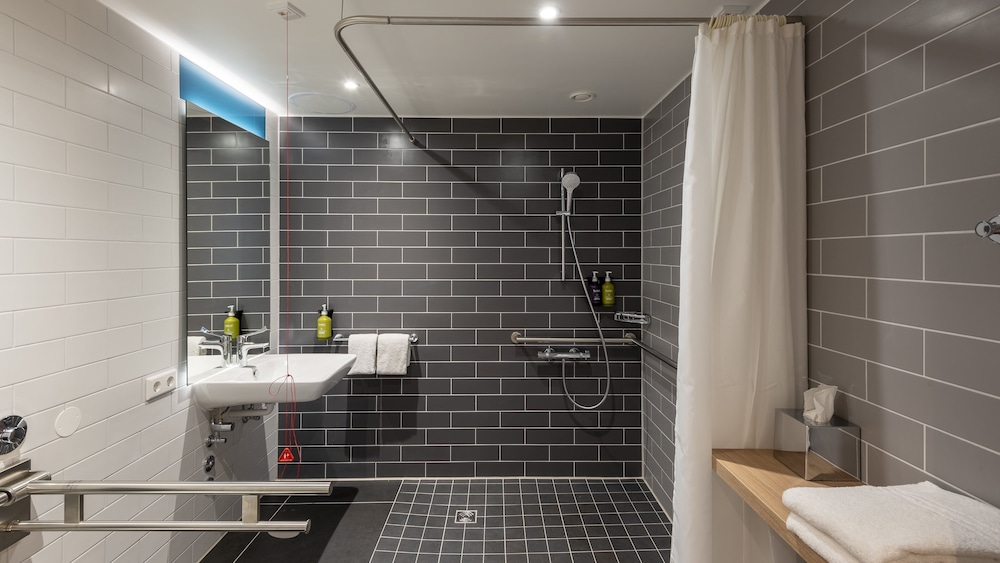Standard Room, 1 Queen Bed, Accessible Bathtub - Photo 2