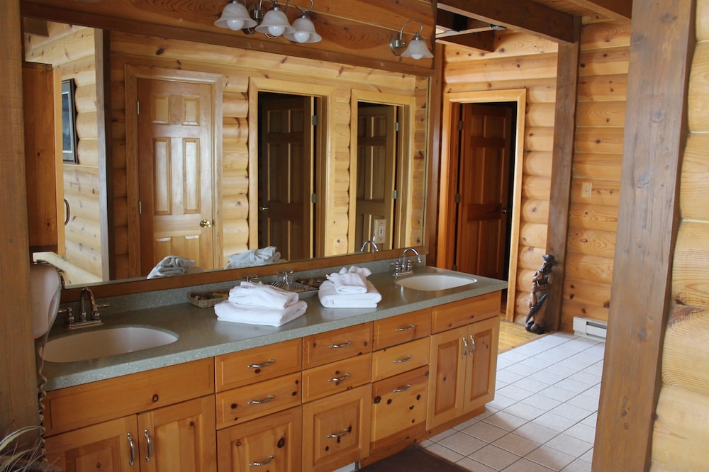 Lodge - Master Suite photo 2