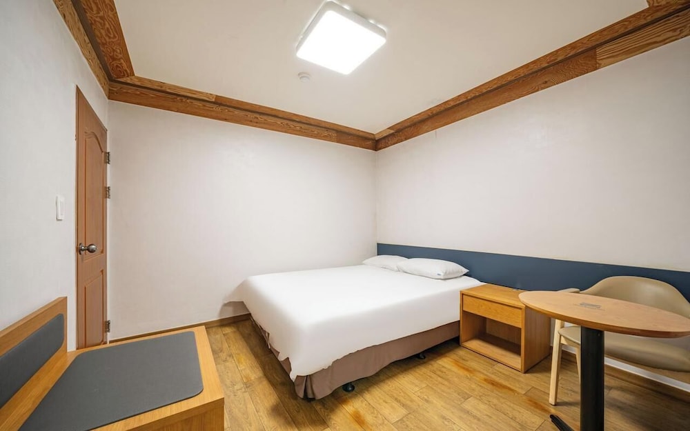 Premium Twin Room - Photo 4