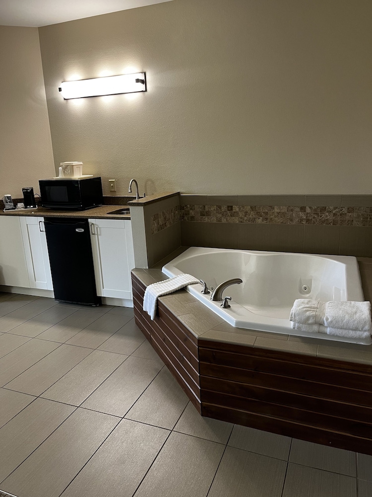 Suite, 1 King Bed, Hot Tub photo 3