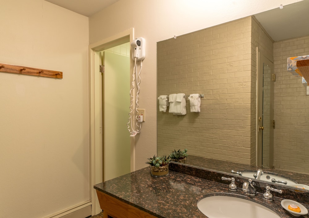 Superior Room, 2 Queen Beds - Photo 2