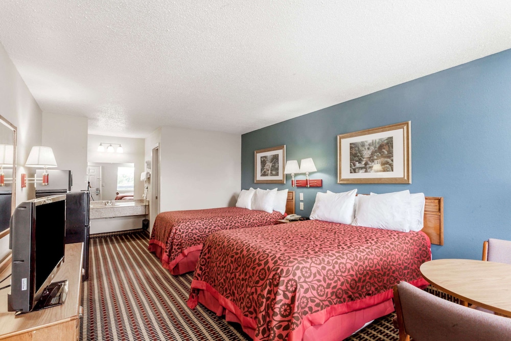Room, 2 Double Beds, Smoking - Photo 1