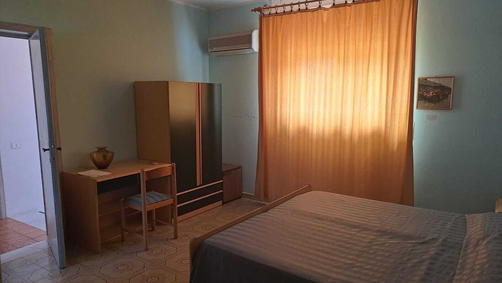 Economy Double or Twin Room, Partial Sea View