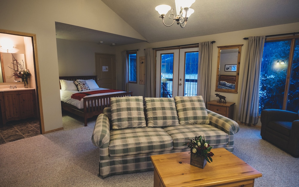 Signature Suite, 1 Queen Bed, Terrace, Mountain View photo 1