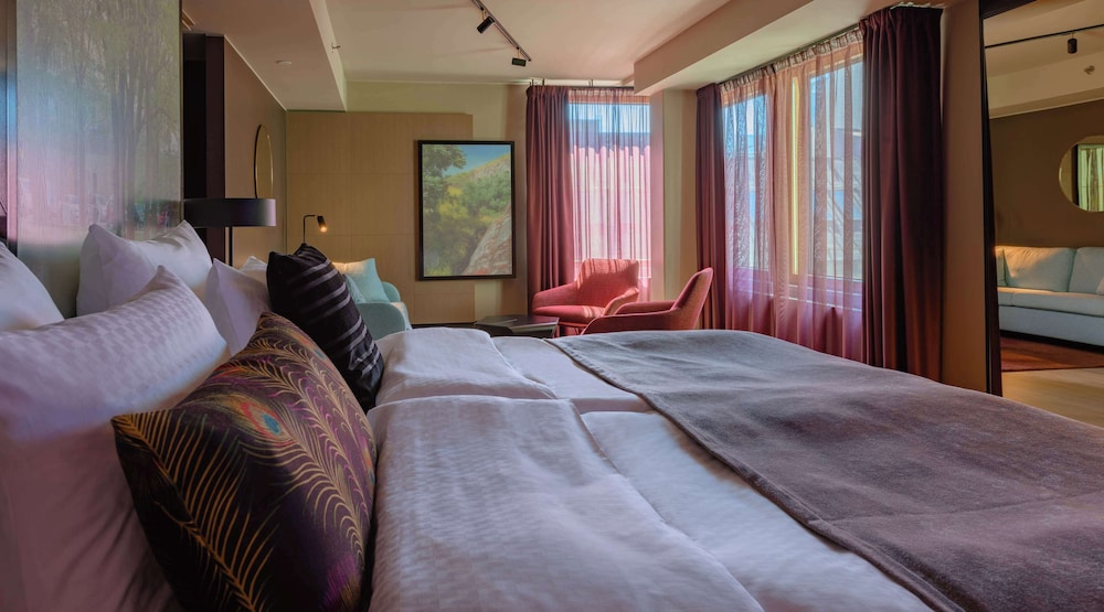 Grand Room, 1 King Bed