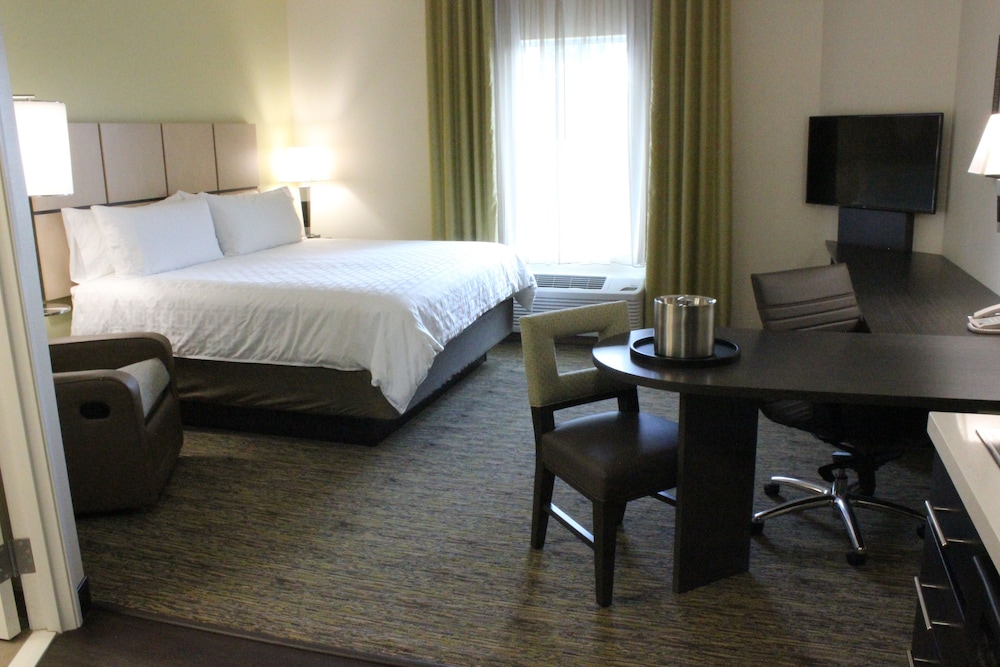 Suite, 1 King Bed, Accessible (Mobility, Accessible Tub) photo 2