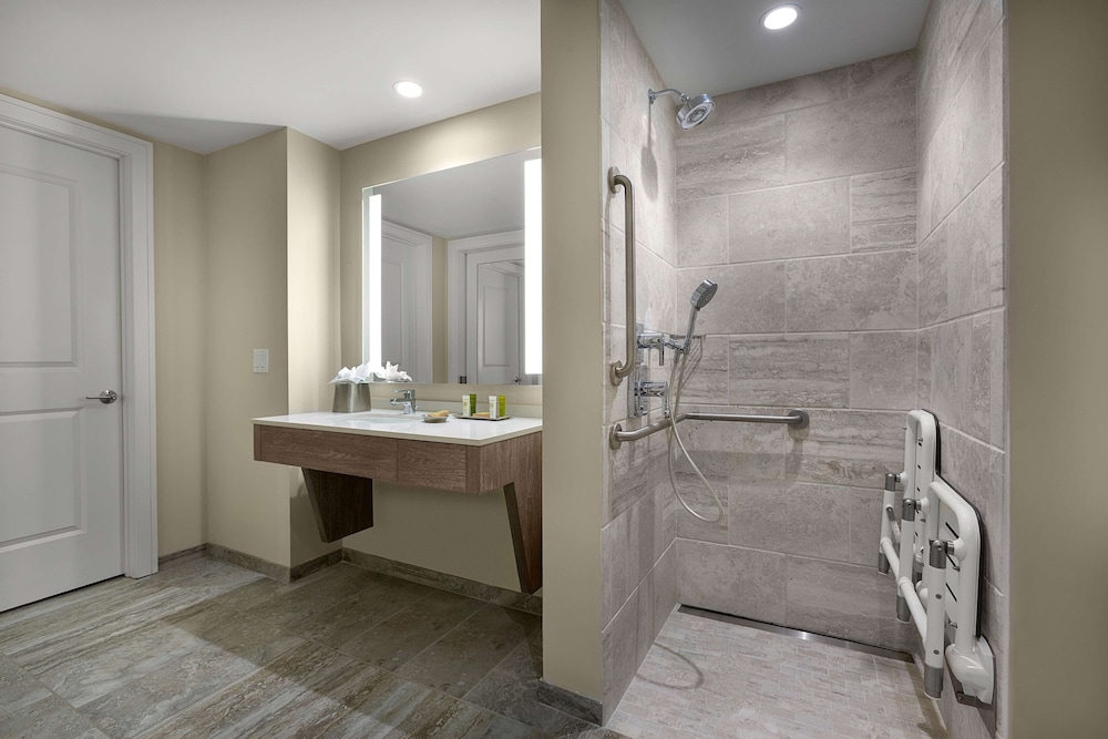 Suite, 2 Bedrooms, Accessible (3x3 Shower)