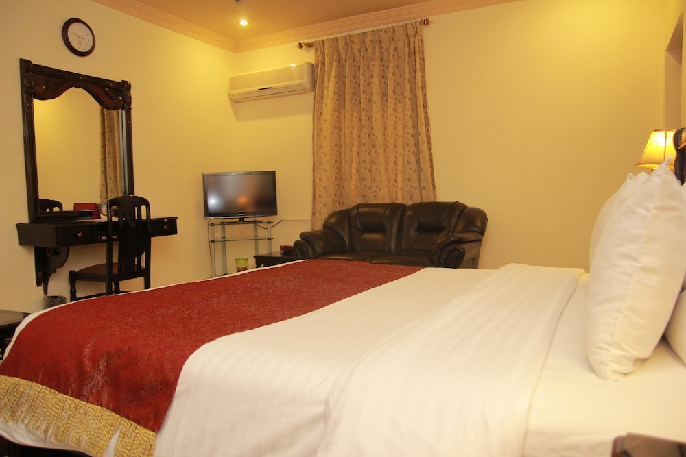Executive Room, 1 Queen Bed, Private Bathroom photo 2
