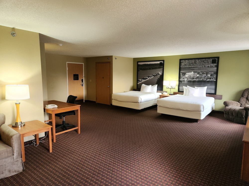 Deluxe Double Queen with Sofa Bed photo 1