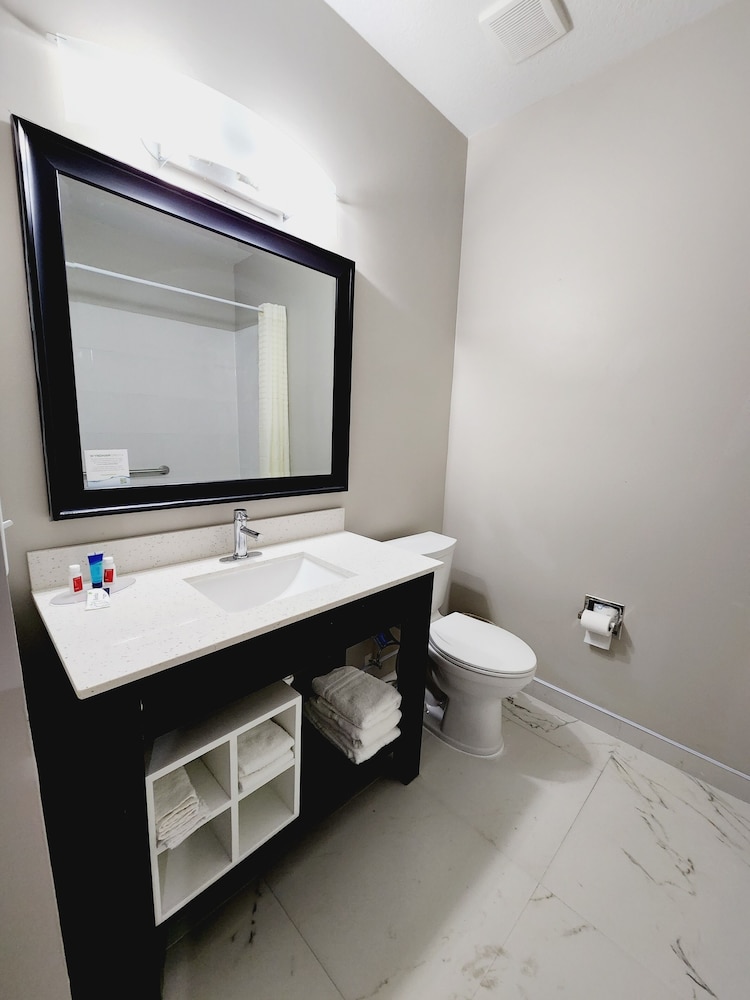 Suite, Non Smoking (2 King Beds) - Photo 9