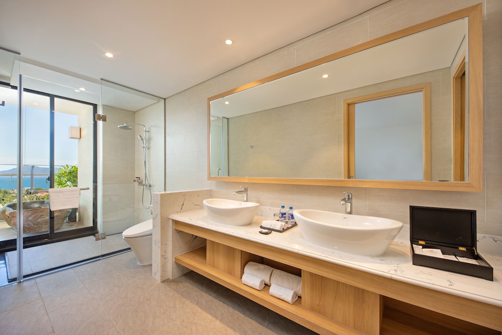 Ambassador Suite Panoramic Ocean View photo 3