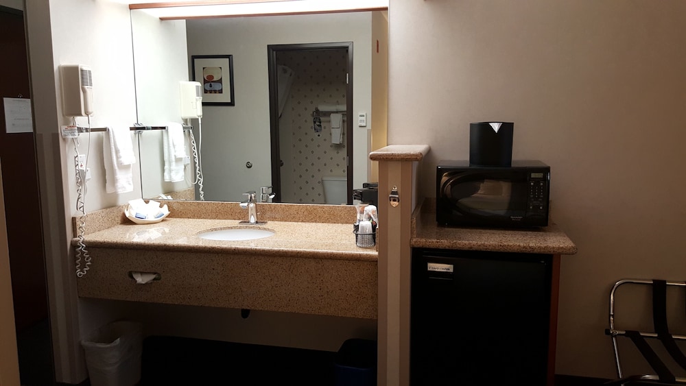 Standard Room, 2 Queen Beds, Non Smoking, Refrigerator & Microwave photo 3