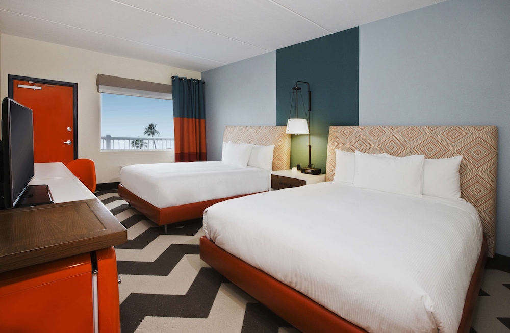 Room, 2 Queen Beds - Photo 3