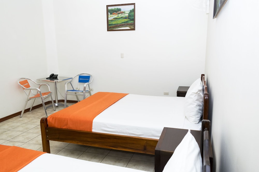 Standard, 1 Queen Bed and 1 Twin Bed - No Window photo 1