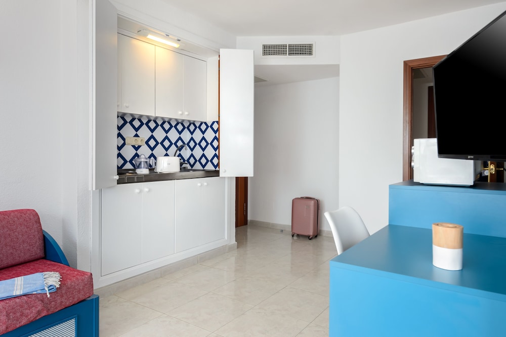 Apartment, 2 Bedrooms, Sea View - Photo 2