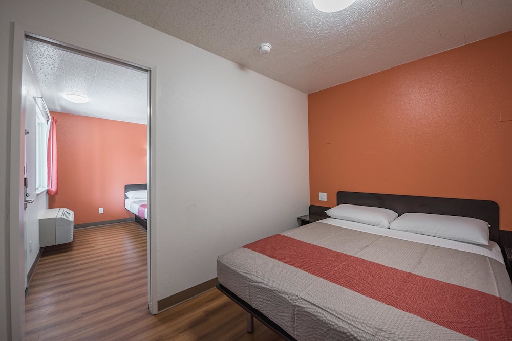 Standard Room, Multiple Beds, Non Smoking photo 2