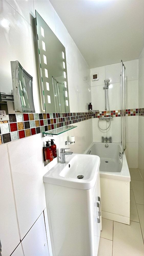 Double Room, Private Bathroom (With 15 Day Parking ) photo 2