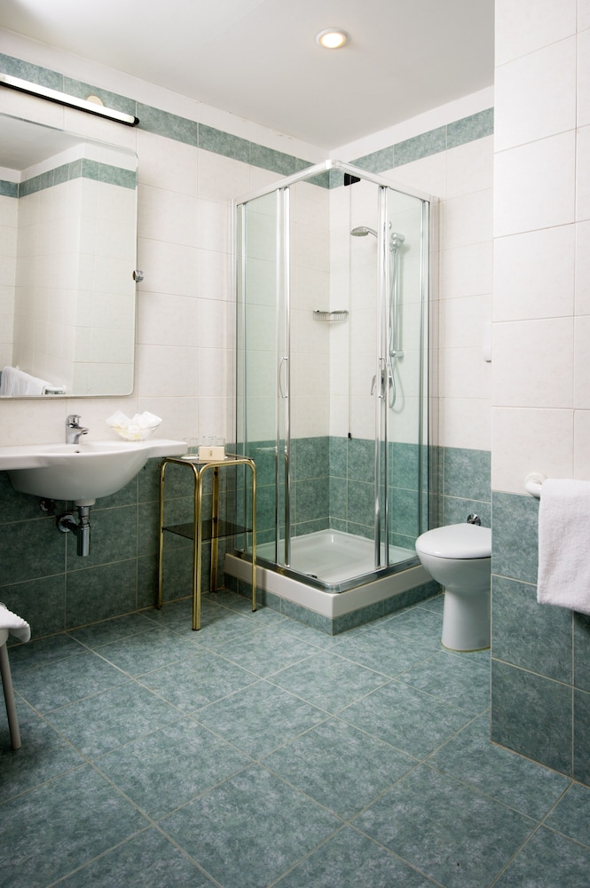 Double Room Single Use thumbnail 5