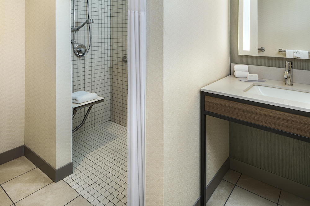 Room, Accessible photo 2