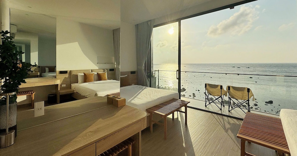 Grand Quadruple Room, 2 Queen Beds, Balcony, Ocean View photo 3