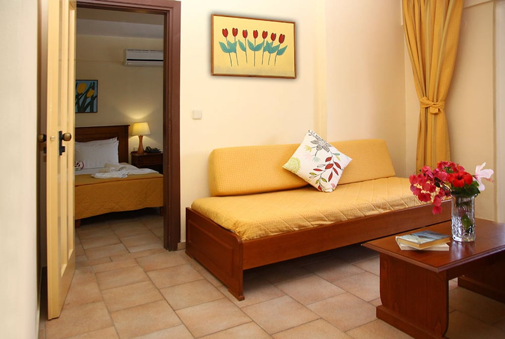 Family Room, 2 Bedrooms, Garden View photo 3