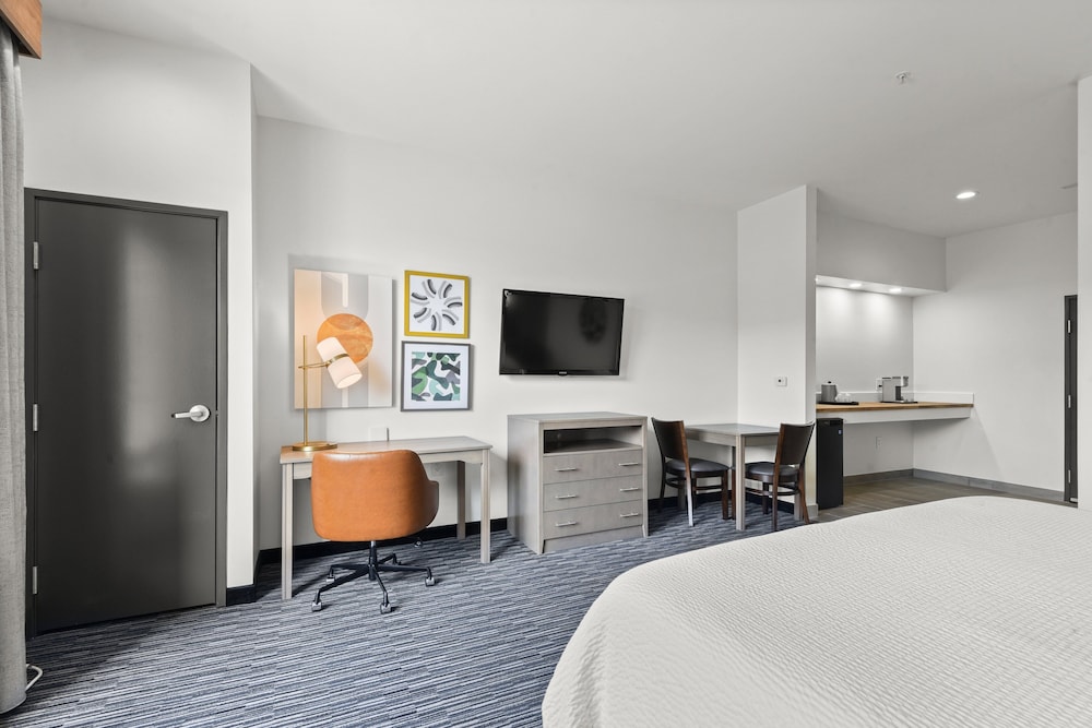 Standard Room, 1 King Bed, Accessible (Communications, Dining Area) photo 3