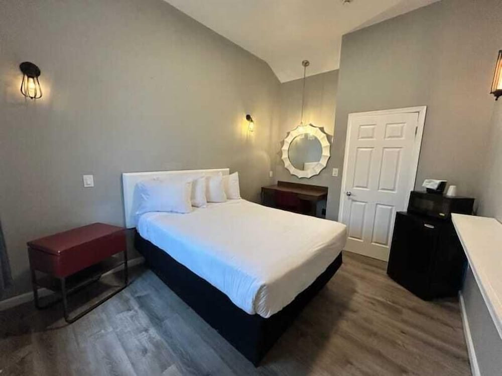 Studio, 1 Queen Bed Suite, Non Smoking photo 1