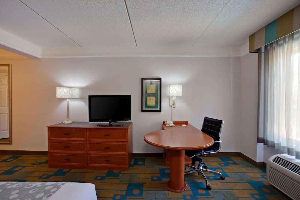 Deluxe Room, 1 King Bed, Non Smoking photo 2