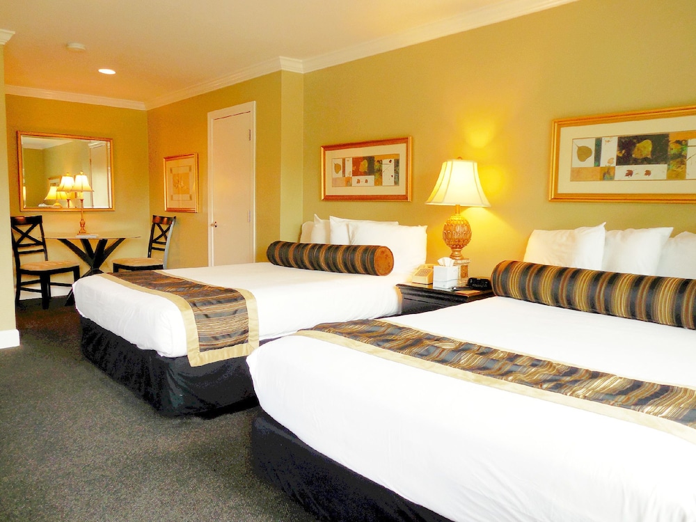Standard Room, 2 Queen Beds - Photo 4