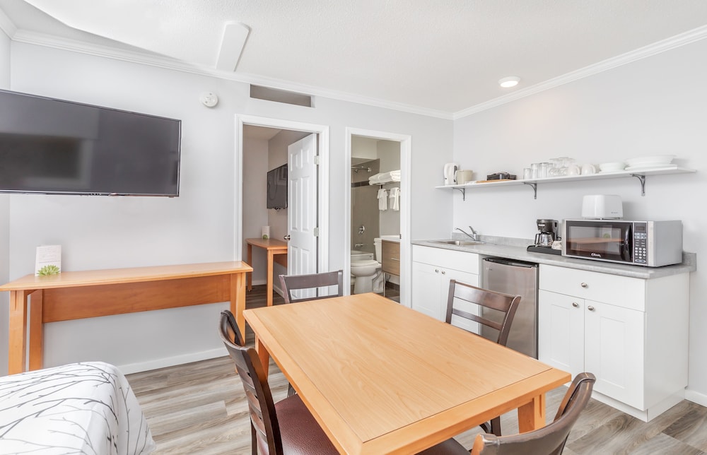 Superior Suite, 2 Queen Beds, Accessible, Courtyard View