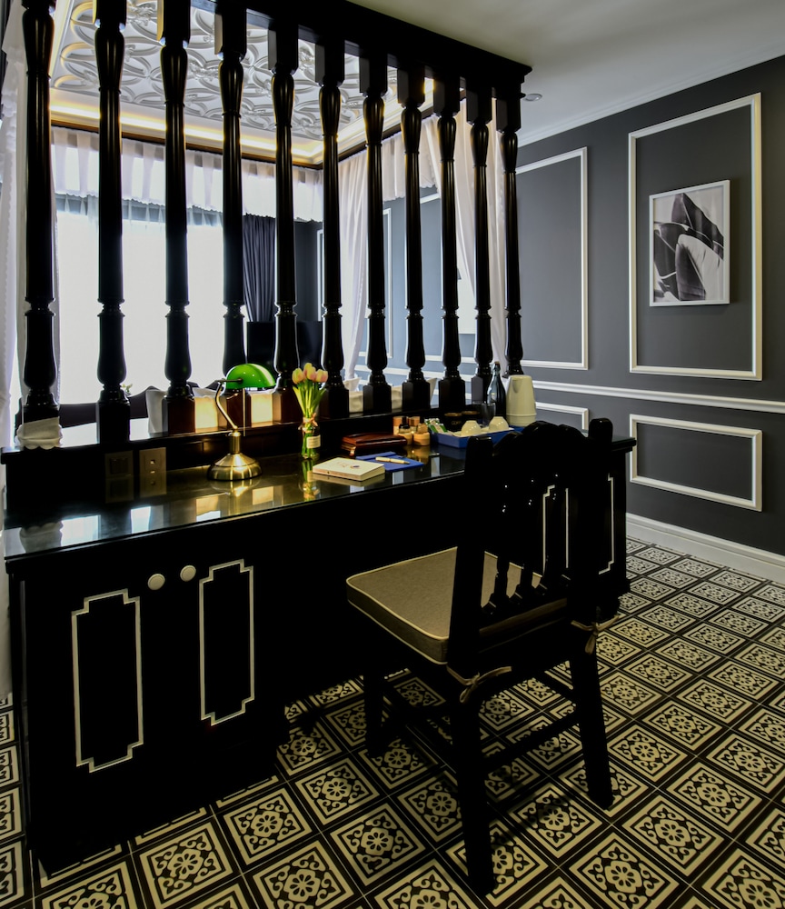 Junior Suite with Balcony - Photo 8
