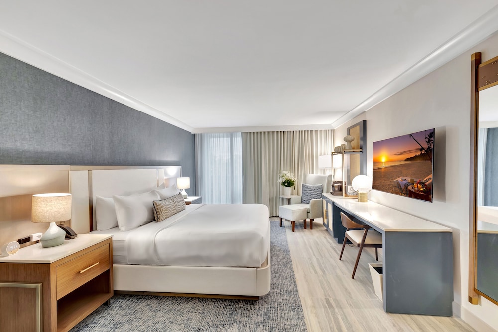 Deluxe Room, 1 King Bed, Ocean View (Signature King Balcony Oceanfront) - Photo 1