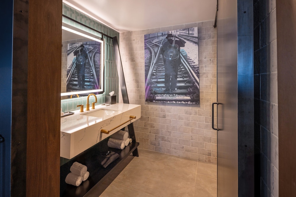 Signature Suite - Photo 2