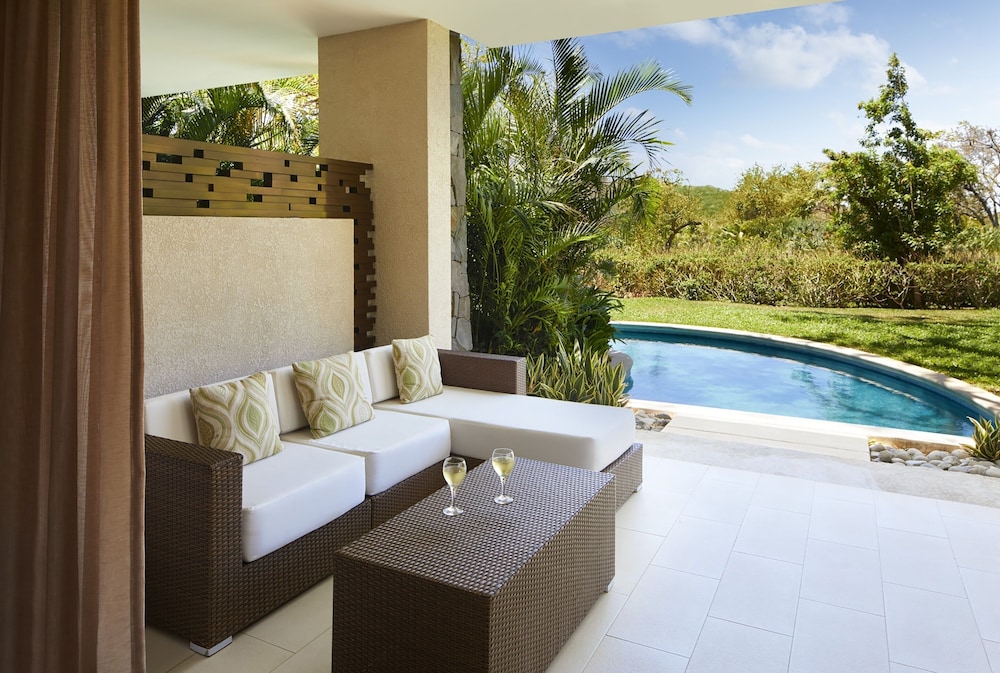 Preferred Club Junior Suite King Swim Out Tropical View photo 2