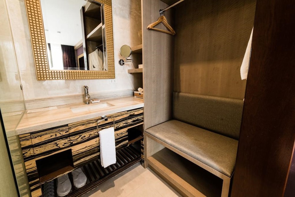 Deluxe King Room - Photo 13
