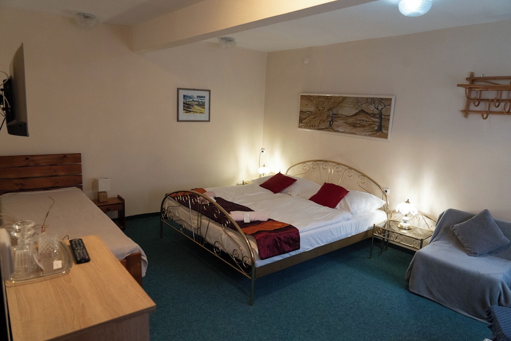 Comfort Room, Courtyard View