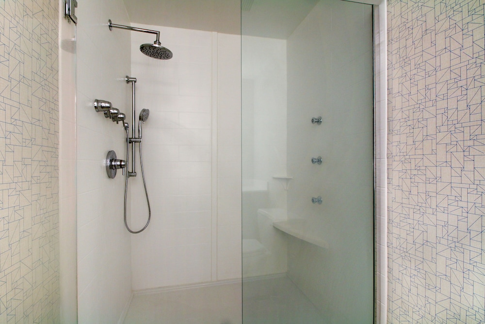 Suite, 1 King Bed - Photo 3