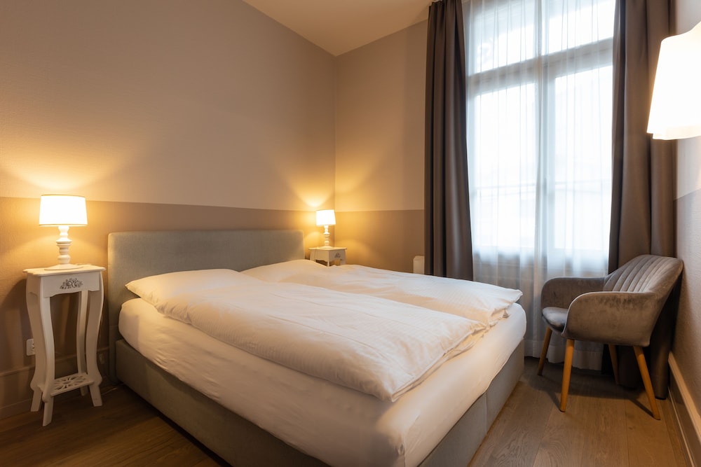 Basic Double Room, 1 Queen Bed, Non Smoking photo 2