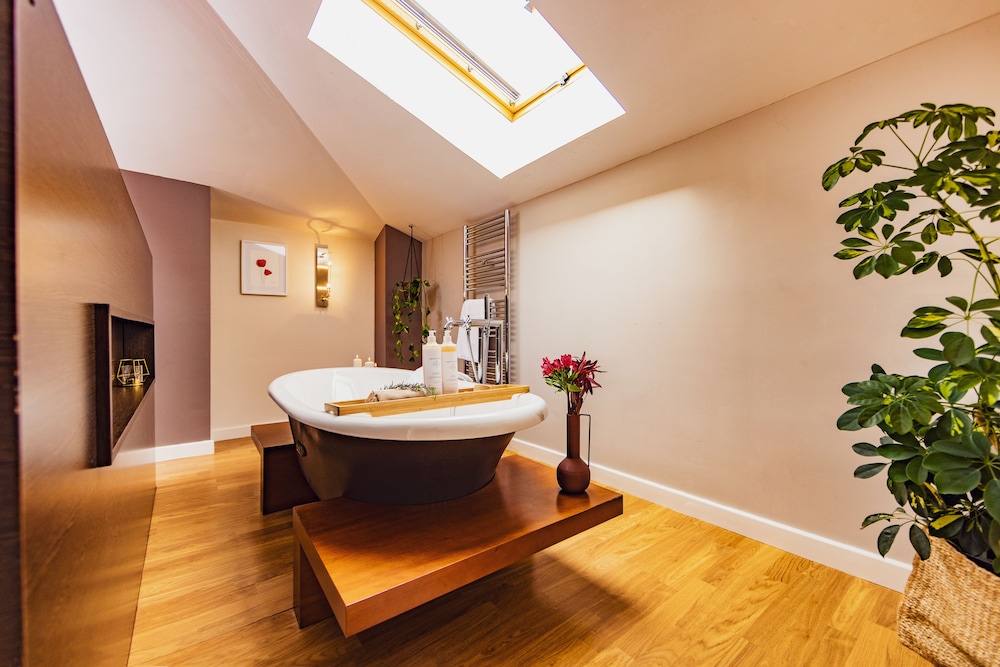 Deluxe Double Room, Private Bathroom photo 3