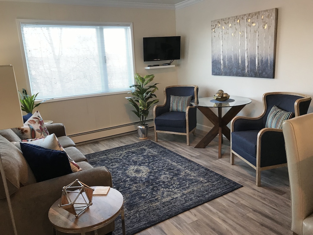 Private Apartment, 2 Bedroom, Full Kitchen, Ground Floor, Unit 1, Arctic Fox Vacation Rentals