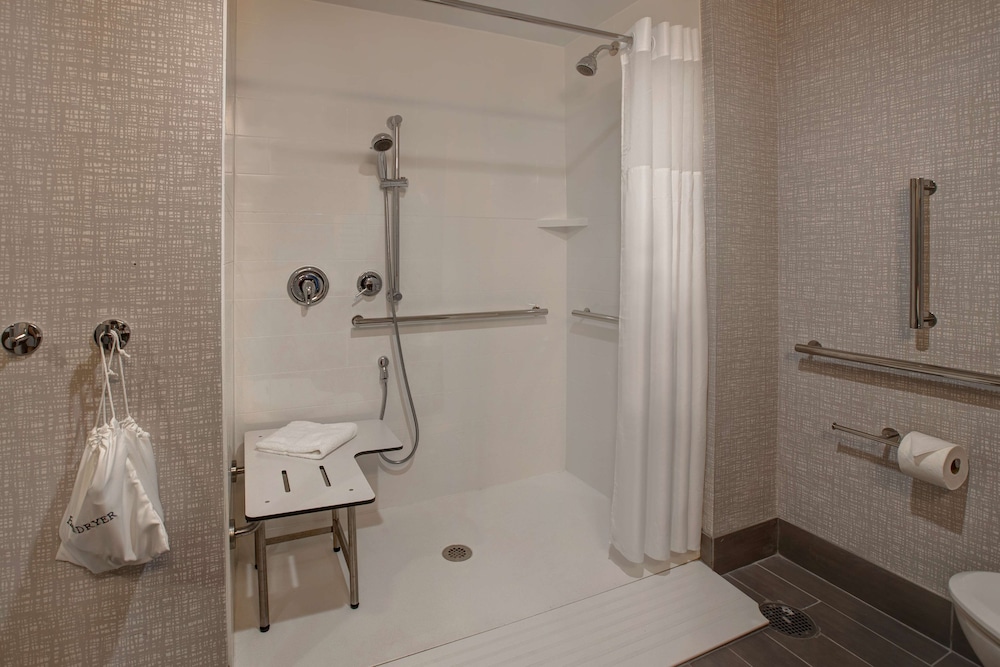 Room, 1 King Bed, Accessible - Photo 1