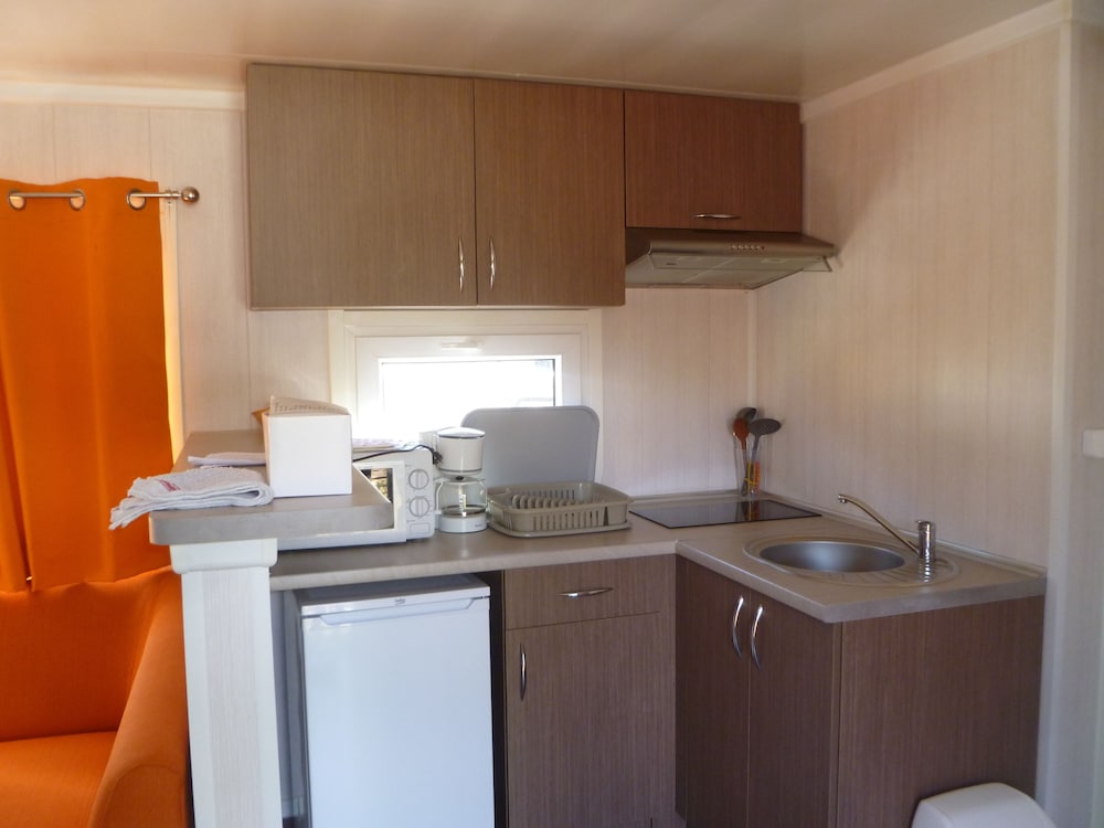 Mobile Home, 2 Bedrooms - Photo 8