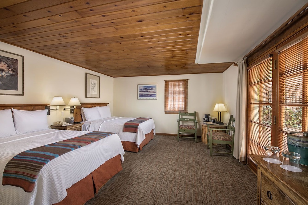 Traditional Room, 2 Queen Beds - Photo 5