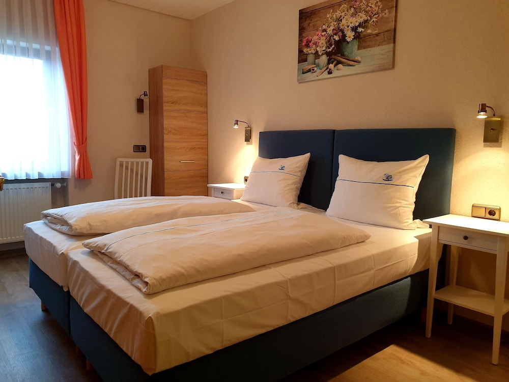 Basic Double Room, 1 King Bed photo 2