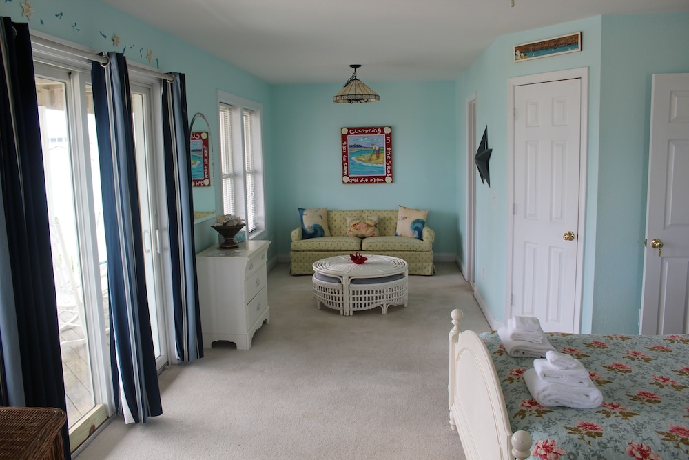 Deluxe Double Room, Multiple Beds, Pool View photo 2