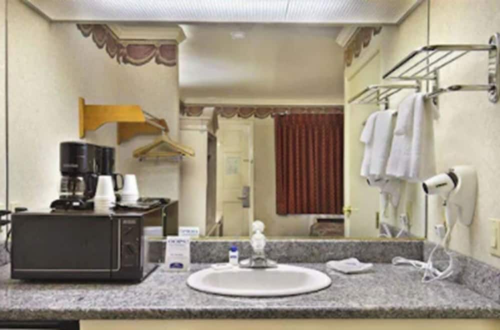 Standard Room, 1 Queen Bed, Non Smoking photo 3
