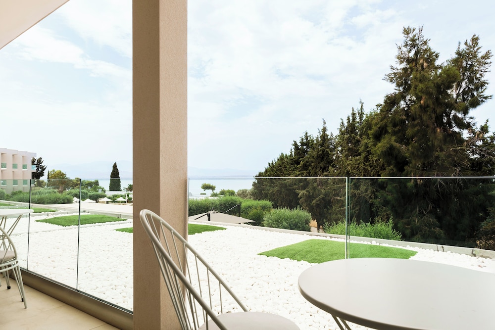 Family Junior Suite with Sea View thumbnail 6