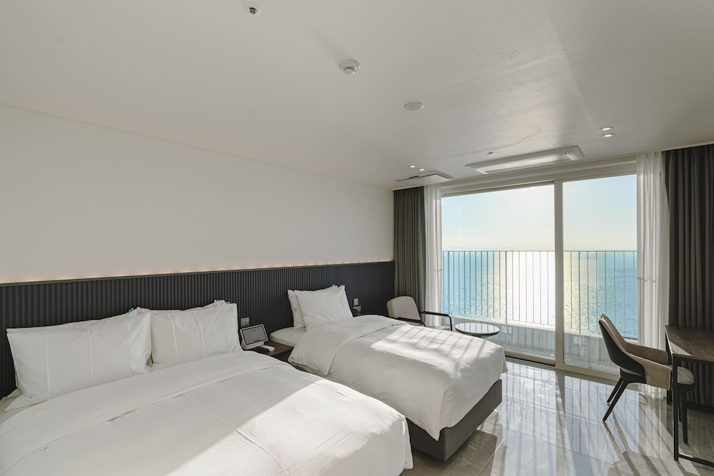 Premier Twin (Ocean View)