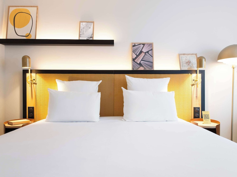 Mercure Paris Bercy Bibliothèque bedroom photo